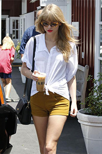 欧美美女明星泰勒·斯威夫特白衫短裤时尚街拍图