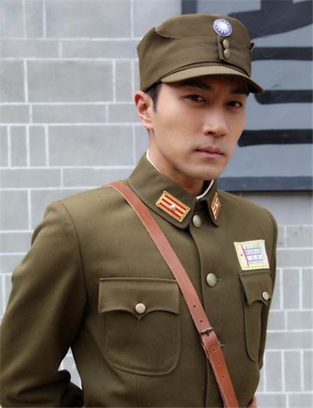 香港男演员刘恺威身穿国民党军装套图第1张