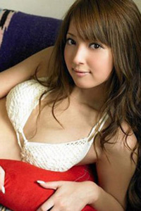 好看的日本女明星佐佐木希白色吊带内衣诱惑写真图