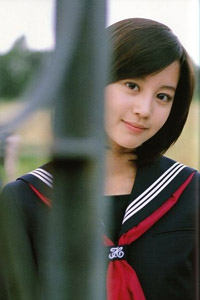 眼下日本最美的女明星堀北真希学生制服装图片
