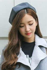 年轻漂亮的女生时尚韩流中分齐卷发发型设计图片