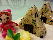 日式的料理美食海苔三角形饭团自制图片