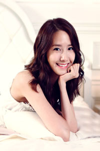韩国女明星林允儿床上最美的笑容图片