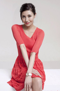 笑容甜美型的女明星李嘉欣身穿红衣服典雅气质图片