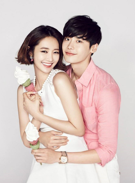 韩国男女明星李钟硕和李宝英的拥抱亲密照第1张
