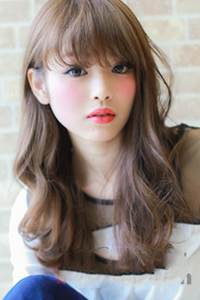 时尚的女生齐刘海中长发水波纹发型图片
