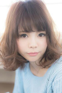 日系女生齐刘海梨花头中短发发型图片