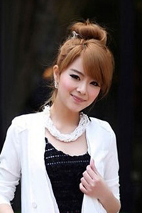 女生时尚斜刘海的丸子头发型造型图片