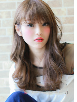 时尚的女生齐刘海中长发水波纹发型图片第1张