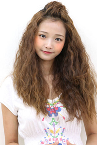 日系短刘海蓬松烫发发型造型图片