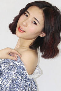 个性的女生日系水波纹烫发发型造型图片