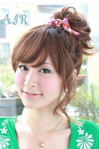 独特魅力的女生斜刘海丸子头发型图片