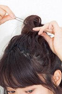 苗条淑女简单的韩式盘发发型图片