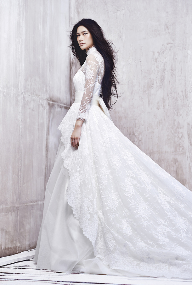 室内唯美女人白色衣服拍时尚婚纱照图片第2张