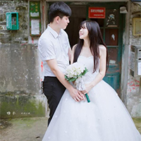 男女韩式简约的清纯唯美婚纱外景摄影图片