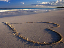 海边沙滩爱心告白情人节壁纸图片