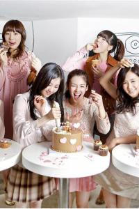 韩国明星美少女天团聚会切蛋糕