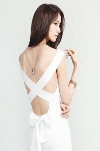 韩国清纯明星林允儿性感妩媚露背白裙写真摄影图片